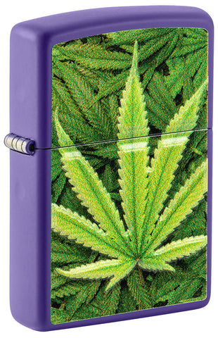Zippo Feuerzeug Frontansicht ¾ Winkel lila matt mit Abbildung von Cannabis Pflanzen