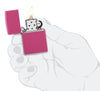 Zippo Feuerzeug sanftes Pink Frequency Basismodell geöffnet mit Flamme in stilisierter Hand