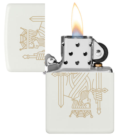 Zippo Feuerzeug mattweiß mit zweiseitiger Lasergravur eines Königs mit Krone sowie Schwert geöffnet mit Flamme