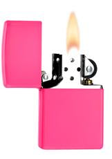 Zippo aansteker neonroze geopend met vlam