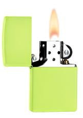 Zippo aansteker neongeel geopend met vlam