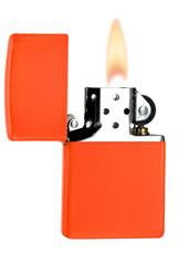 Zippo-aansteker neonoranje open met vlam