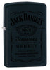 Vooraanzicht 3/4 hoek Zippo-aansteker zwart Jack Daniel's-logo
