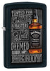 Vooraanzicht 3/4 hoek Zippo-aansteker zwart met Jack Daniel's-fles