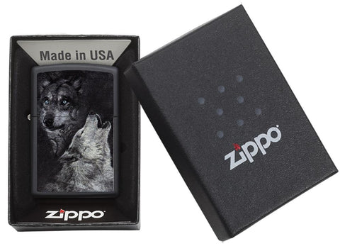 Zippo aansteker zwart met twee wolven, één huilt in open doos