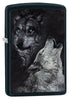 Vooraanzicht 3/4 hoek Zippo aansteker zwart met twee wolven, één huilt