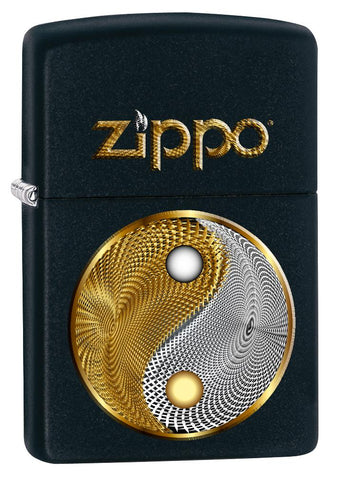Vooraanzicht 3/4 hoek Zippo aansteker met Zippo inscriptie en daaronder Yin Yang-symbool 