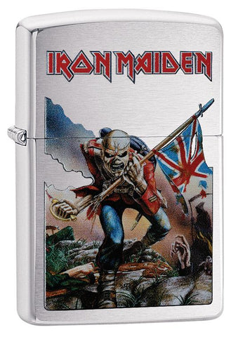 Vooraanzicht 3/4 hoek Zippo-aansteker chroom Iron Maiden mascotte Eddie The Head in Brits uniform op een slagveld