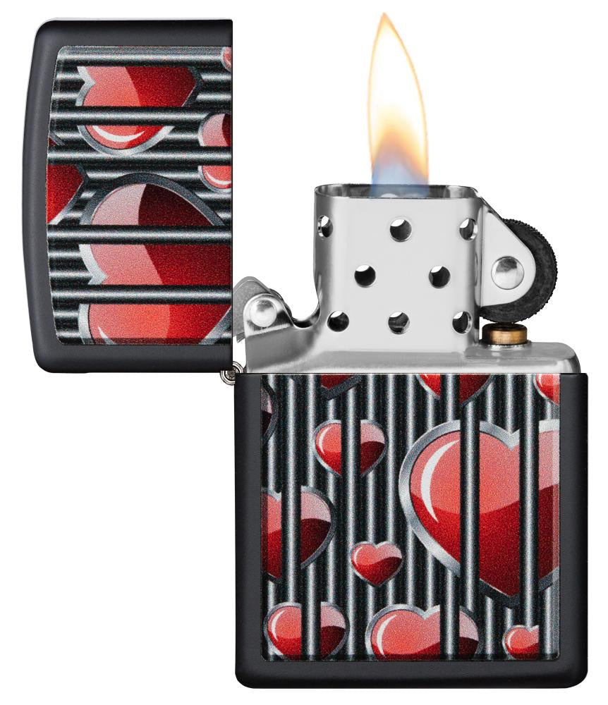 Zippo aansteker zwart harten achter tralies geopend met vlam