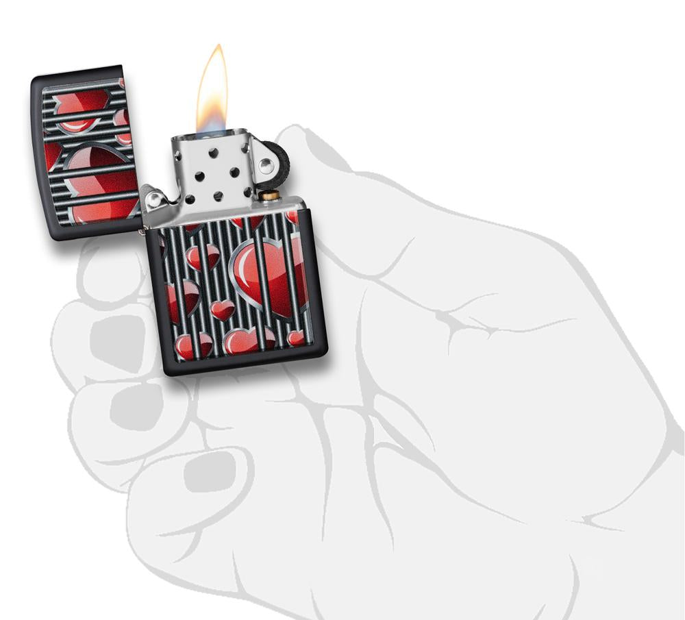 Zippo aansteker zwart harten achter tralies geopend met vlam in gestileerde hand
