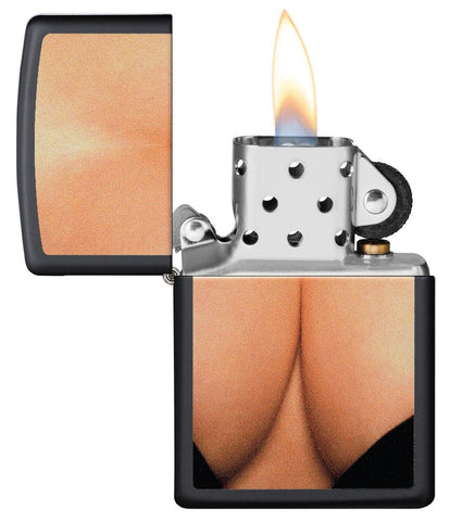 Zippo aansteker zwart diepuitgesneden decolleté van een vrouw geopend met vlam