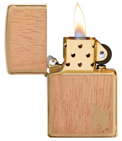 Zippo Woodchuck mahoniehout met kleine gouden Zippo-vlam in rechterbenedenhoek open met vlam