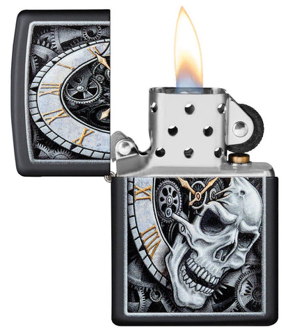 Zippo-aansteker zwarte klok waaruit een doodshoofd tevoorschijn komt met tandwielen op de achtergrond open met vlam