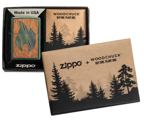 Zippo Woodchuck met groene Zippo-vlam in open verpakking
