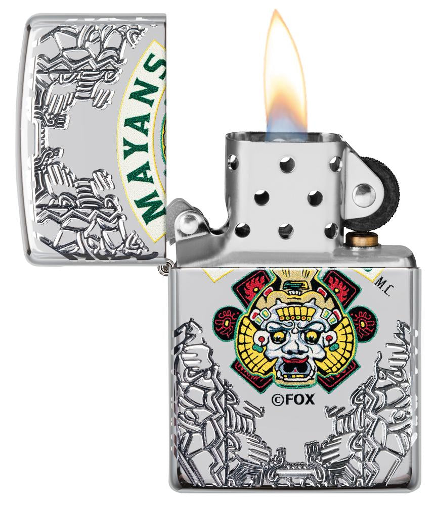 Zippo-aansteker chroom met diepe gravures Mayans M.C. open met vlam