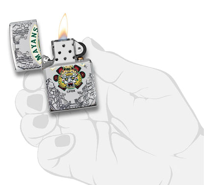 Zippo-aansteker chroom met diepe gravures Mayans M.C. open met vlam in handpalm