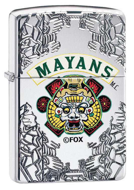 Vooraanzicht 3/4 hoek Zippo-aansteker chroom met diepe gravures Mayans M.C.