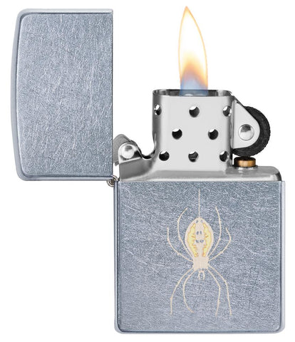 Zippo aansteker chroom met spin aan draad geopend met vlam