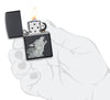  Zippo aansteker zwart met grijze wolf samengesteld uit geometrische driehoeken geopend met vlam in gestileerde hand