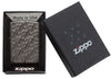   Zippo-aansteker grijs glanzend met verstrengelde zigzaglijnen in open doos