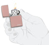 Zippo-aansteker rose gold hoogglans met Zippo-logo open met vlam in handpalm