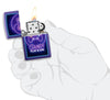 Zippo-aansteker paars met controller en het opschrift Play & Win open met vlam in handpalm