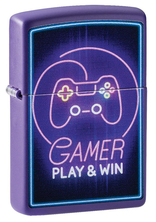 Vooraanzicht 3/4 hoek Zippo-aansteker paars met controller en het opschrift Play & Win