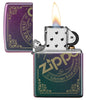 Vooraanzicht Zippo-aansteker Iridescent Matte met Zippo-logostempel als lasergravure open met vlam