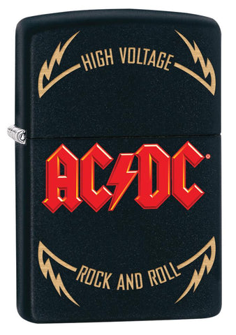 Vooraanzicht 3/4 hoek Zippo-aansteker AC/DC Cover Black Matte, High Voltage Rock and Roll-logo