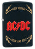 Vooraanzicht 3/4 hoek Zippo-aansteker AC/DC Cover Black Matte, High Voltage Rock and Roll-logo