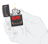 Vooraanzicht Zippo-aansteker AC/DC Cover Black Matte, High Voltage Rock and Roll-logo open met vlam in handpalm