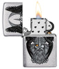 Vooraanzicht Zippo-aansteker geborsteld chroom met hoofd van vader van de goden Odin open met vlam