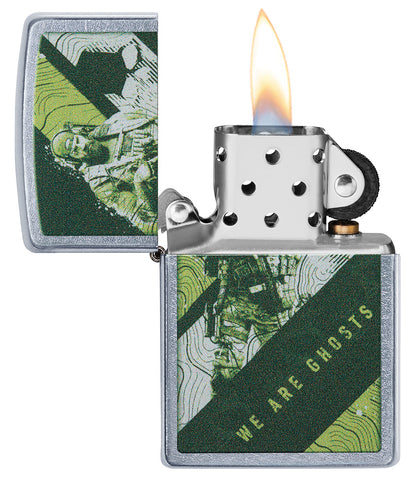 Zippo aansteker Tom Clancy's Ghost Recon® groen camouflage met soldaat open met vlam