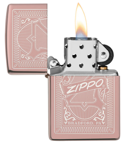 Vooraanzicht Zippo aansteker luciferdoosje met logo Rose Gold open met vlam