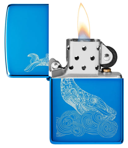 Zippo aansteker walvis ontwerp glanzend lichtblauw met een gegraveerde walvis met ronde golven geopend met vlam