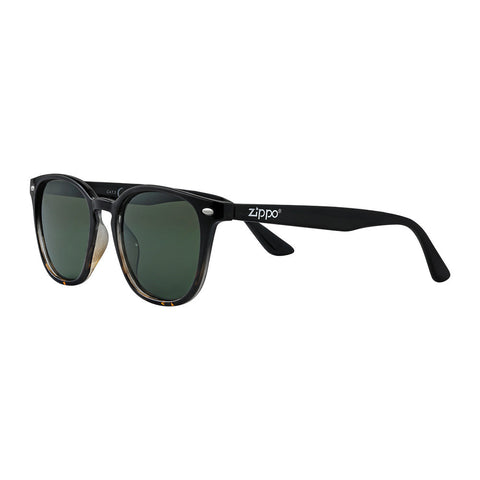 Zippo zonnebril vooraanzicht ¾ hoek met licht afgerond hoekig montuur in bruin en armen in zwart met wit Zippo logo