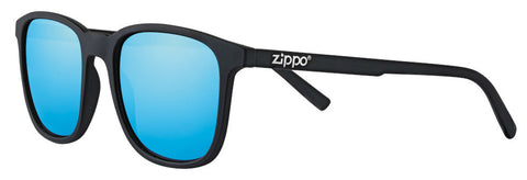 Zippo Zonnebril Vooraanzicht ¾ hoek met lichtblauwe glazen en smal vierkant montuur in zwart met wit Zippo logo