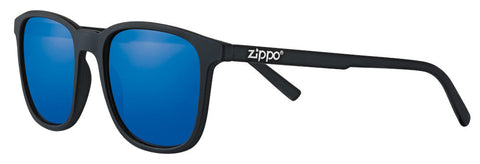 Zippo Zonnebril Vooraanzicht ¾ Hoek met Donkerblauwe Lenzen en Smal Vierkant Montuur in Zwart met Wit Zippo Logo