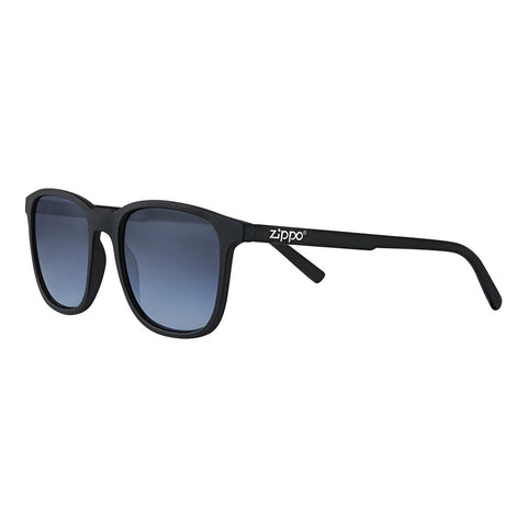 Zippo Zonnebril Vooraanzicht ¾ hoek met blauwe lenzen en smal vierkant montuur in zwart met wit Zippo logo