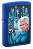 Vooraanzicht 3/4 hoek Zippo Aansteker Retro Futuristisch Koninklijk Blauw Pinup Vrouw met Ray Gun Web Debuut
